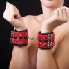 Красно-чёрные наручники из кожи фото 1 — pink-kiss