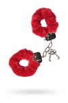 Красные меховые наручники с металлическим крепежом фото 3 — pink-kiss