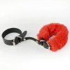 Черные кожаные наручники со съемной красной опушкой фото 1 — pink-kiss