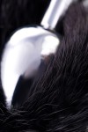 Маленькая анальная втулка с черным хвостом - 8,5 см. фото 9 — pink-kiss