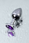 Серебристая коническая анальная пробка с фиолетовым кристаллом - 8 см. фото 10 — pink-kiss