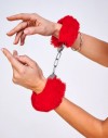 Шикарные наручники с пушистым красным мехом фото 3 — pink-kiss