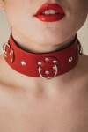 Красный кожаный ошейник с короткими шипами  фото 4 — pink-kiss