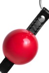 Красный кляп-шар на черных ремешках Anonymo фото 7 — pink-kiss