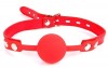 Красный силиконовый кляп-шарик на регулируемом ремешке фото 1 — pink-kiss