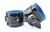Чёрные лаковые наручники с синим подкладом фото 1 — pink-kiss