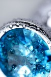 Серебристая конусовидная анальная пробка с голубым кристаллом - 8 см.  фото 11 — pink-kiss