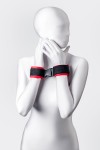 Красно-черные велюровые наручники Anonymo фото 4 — pink-kiss