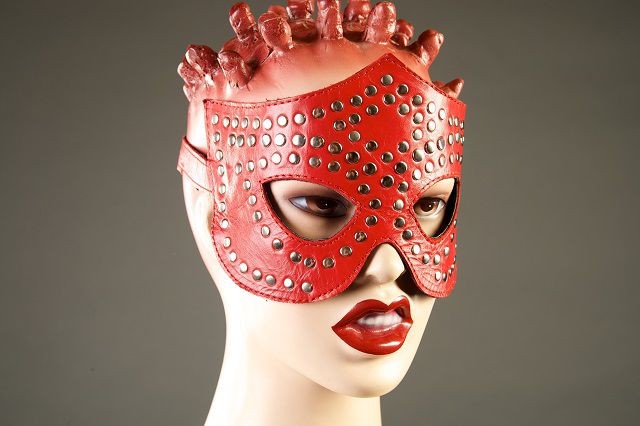 Красная маска-очки с фурнитурой в виде заклепок фото 1 — pink-kiss