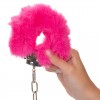 Металлические наручники с розовым мехом Ultra Fluffy Furry Cuffs фото 5 — pink-kiss