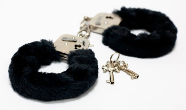 Меховые черные наручники с ключами фото 1 — pink-kiss