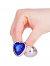 Серебристая анальная втулка с синим кристаллом-сердцем - 7 см. фото 6 — pink-kiss