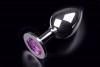 Большая серебристая анальная пробка с круглым кончиком и ярким фиолетовым кристаллом - 9 см. фото 1 — pink-kiss