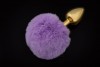 Маленькая золотистая пробка с пушистым фиолетовым хвостиком фото 1 — pink-kiss