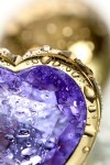 Золотистая анальная втулка с фиолетовым кристаллом-сердечком - 7 см. фото 4 — pink-kiss