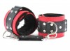 Красно-чёрные кожаные наручники с меховым подкладом фото 1 — pink-kiss