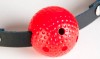 Красный пластиковый кляп-шар на чёрных кожаных ремешках фото 5 — pink-kiss