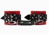 Красно-черные наручники с фиксацией на двух карабинах фото 5 — pink-kiss