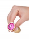 Золотистая анальная втулка с малиновым кристаллом - 7 см. фото 8 — pink-kiss