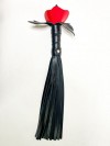 Черная кожаная плеть с красной лаковой розой в рукояти - 40 см. фото 2 — pink-kiss
