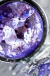 Серебристая гладкая коническая анальная пробка с фиолетовым кристаллом - 7 см. фото 7 — pink-kiss