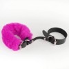 Черные кожаные наручники со съемной ярко-розовой опушкой фото 1 — pink-kiss