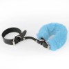 Черные кожаные наручники со съемной голубой опушкой фото 1 — pink-kiss