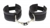 Чёрные полиуретановые наручники Luxurious Handcuffs фото 1 — pink-kiss